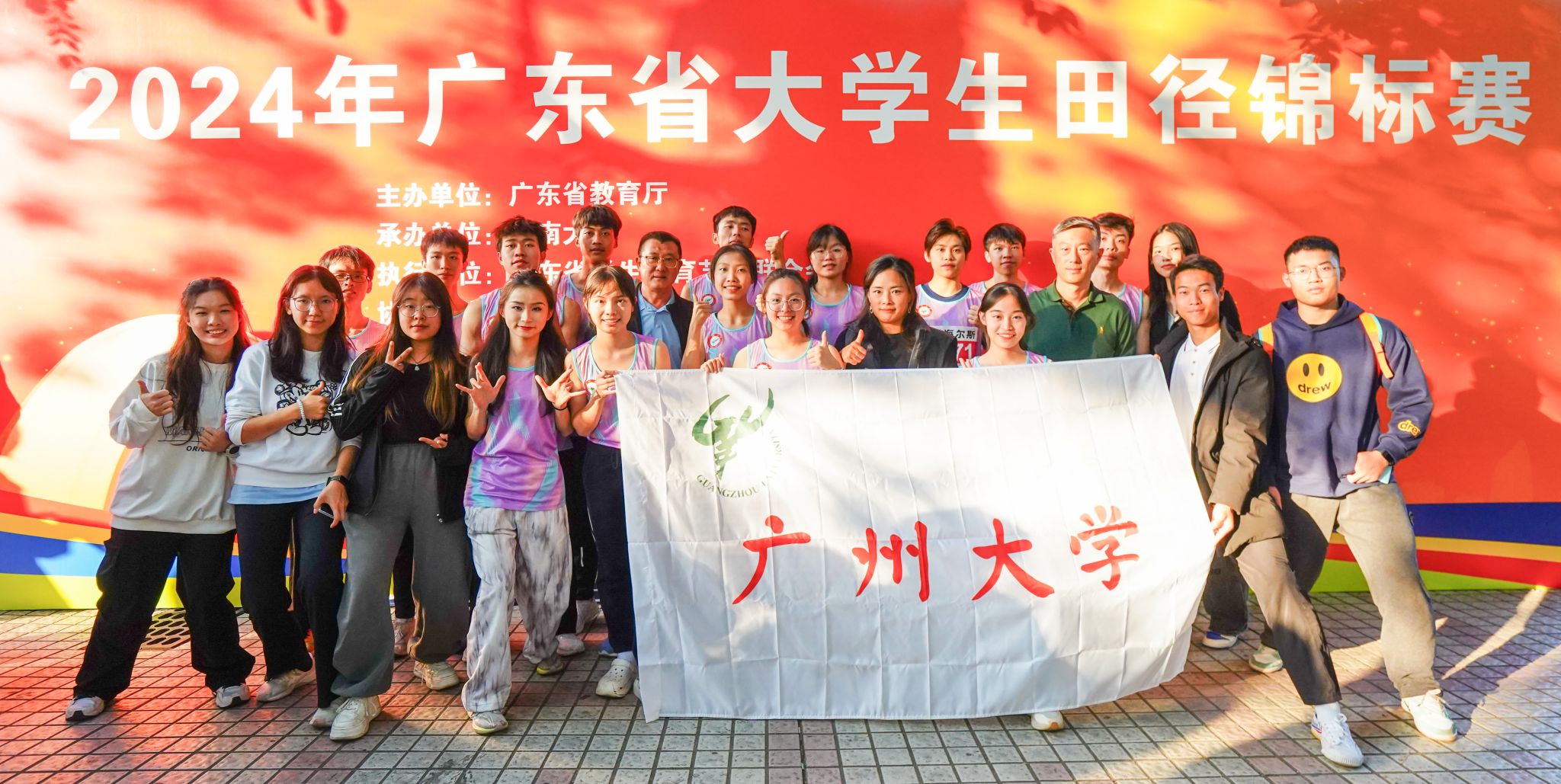 比赛中球员们展现出色技术和团队精神